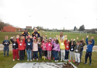 I bambini piantano un albero di ciliegio donato dal Comune di Fontaneto per sugellare l'amicizia fra le scuole dell’infanzia di Fontaneto e Cressa